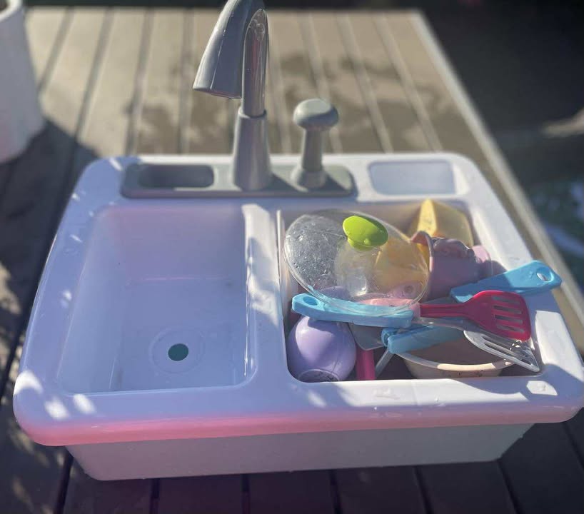 Kitchen sink and crockery